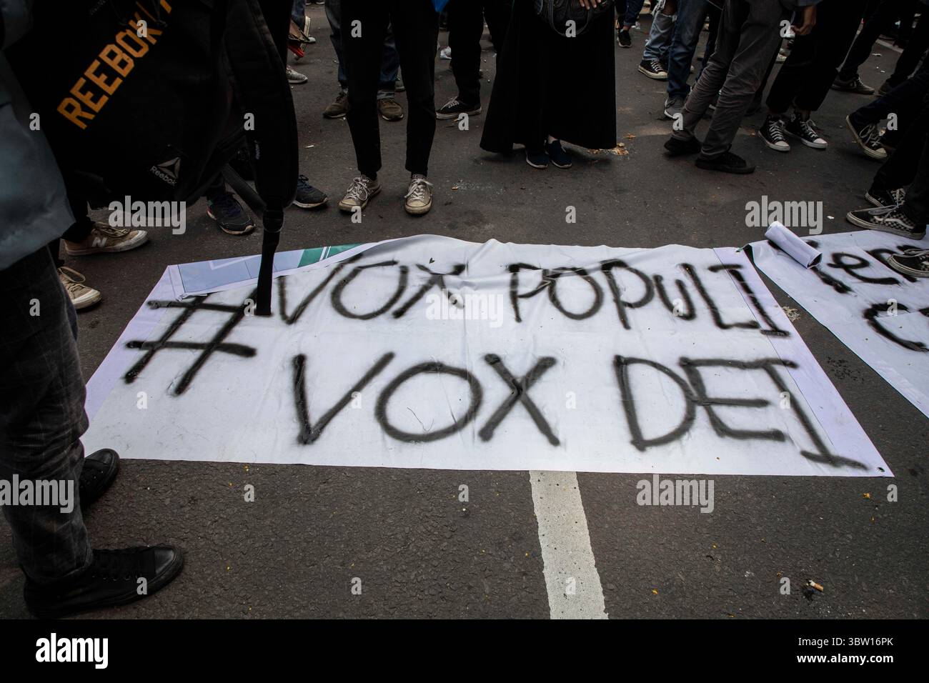 28 ottobre 2020, Giacarta, Giacarta, Indonesia: Giacarta, Indonesia, 28 ottobre 2020 : Banner in latino That Mean Voice of People is Voice of God. Migliaia di studenti hanno tenuto una dimostrazione vicino al palazzo di Giacarta in via merdeka per protestare contro la legallizzazione della legge Omnibus. (Immagine di credito: © Donal Husni/ZUMA Wire) Foto Stock