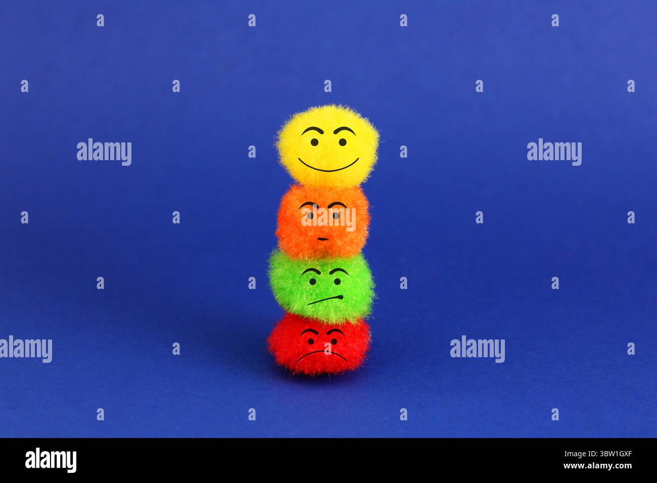 Gruppo di colorate sfere di peluche con espressioni Foto Stock
