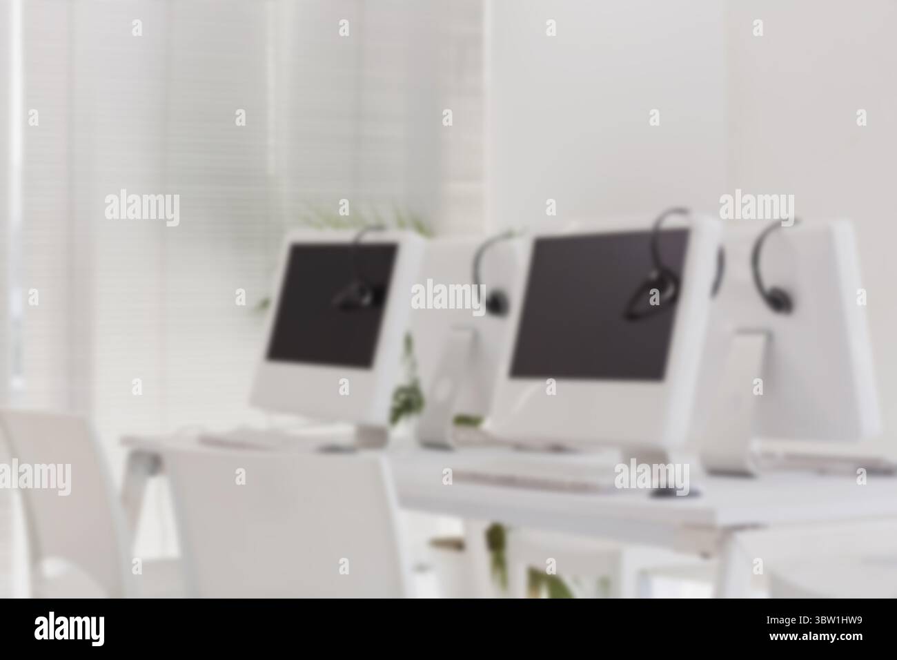 Immagine sfocata dei computer in ufficio Foto Stock