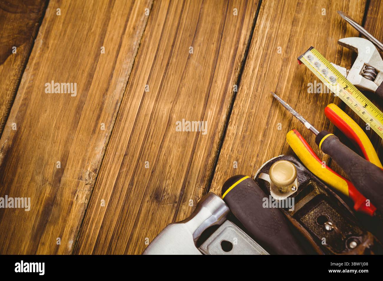 La disposizione piatta vettoriale mostra il nastro per chiavi e i cacciaviti sullo spazio di copia della grana del legno Foto Stock