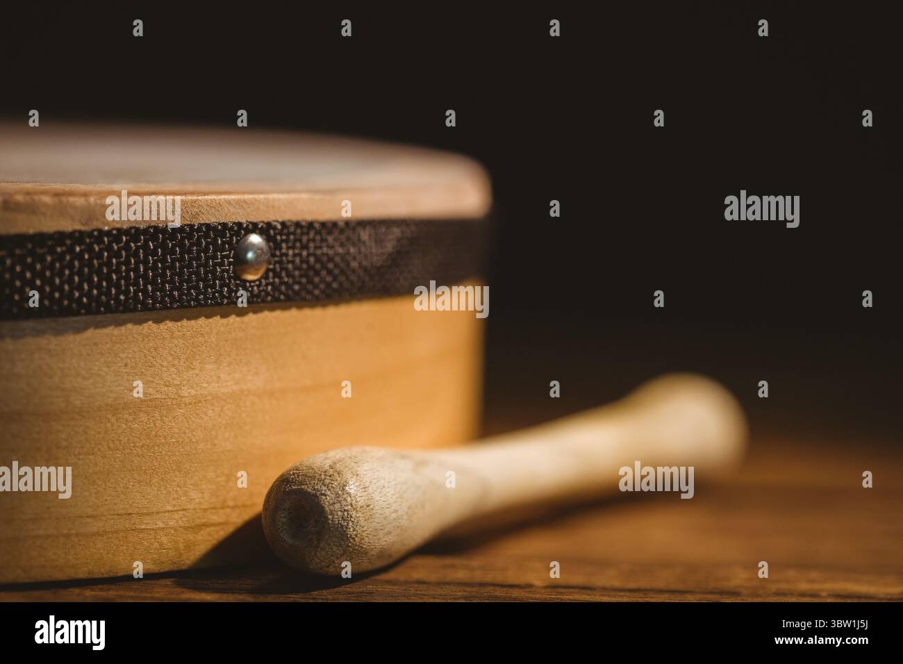 Primo piano di bastone di legno di bodhran Foto Stock