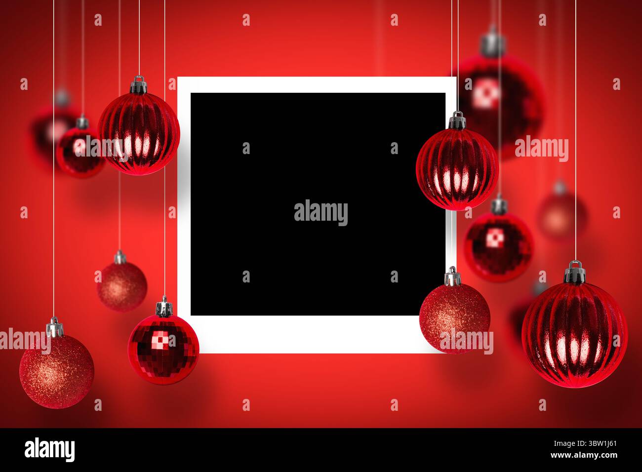 La cornice bianca con bordi bianchi è circondata da palline rosse su corde argentate nella grafica vettoriale Foto Stock