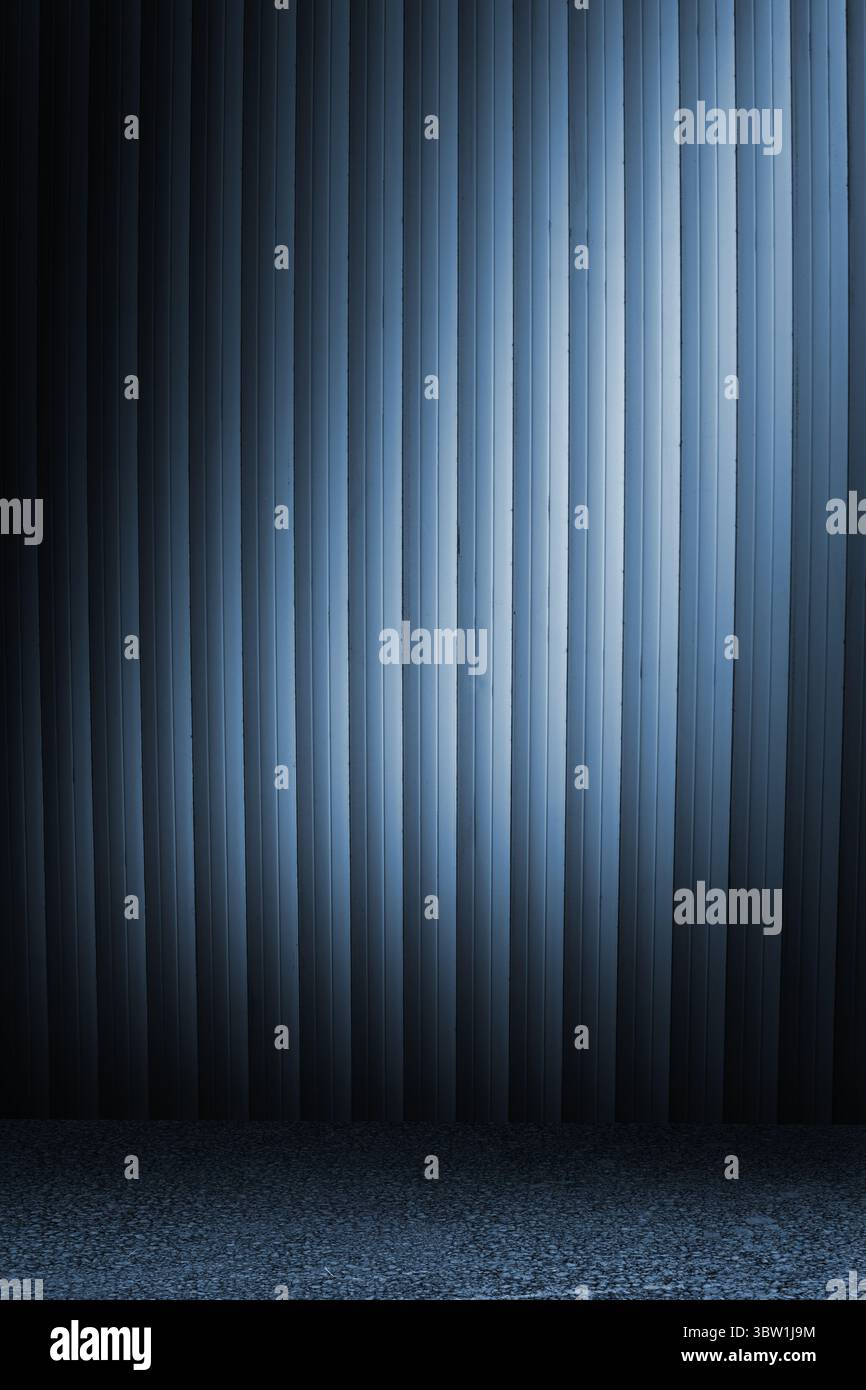 Il design piatto consente di posizionare i pannelli in metallo ondulato sotto una luce blu fredda sul pavimento ruvido degli interni Foto Stock