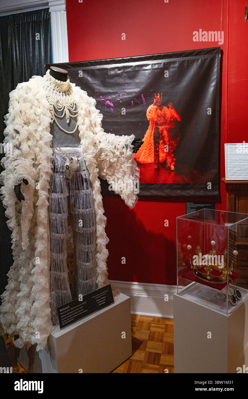 Genderbending Richard II è stato presentato in mostra allo Stratford-Perth Museum in una mostra relativa allo Stratford Theatre Festival. Foto Stock