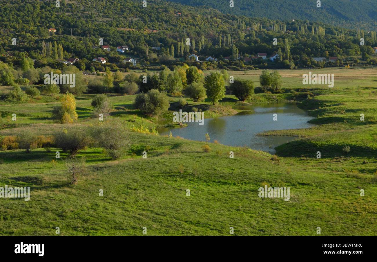 Vista idilliaca della campagna con laghetto, Prisoje, Tomislavgrad, Bosnia ed Erzegovina Foto Stock