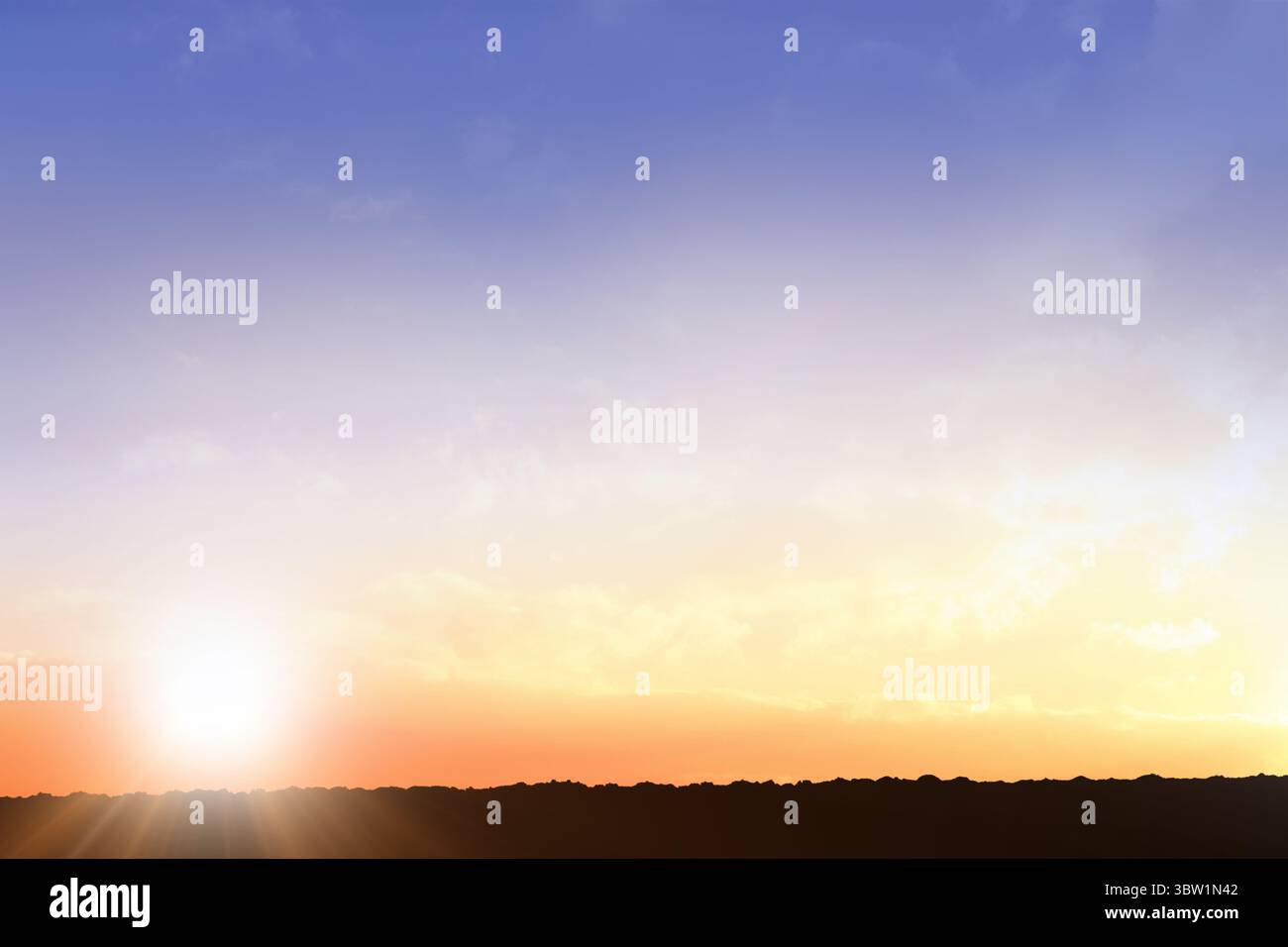 Il sole nascente sbircia sopra l'orizzonte silhouette dal design piatto, con un cielo caldo e sfumato Foto Stock