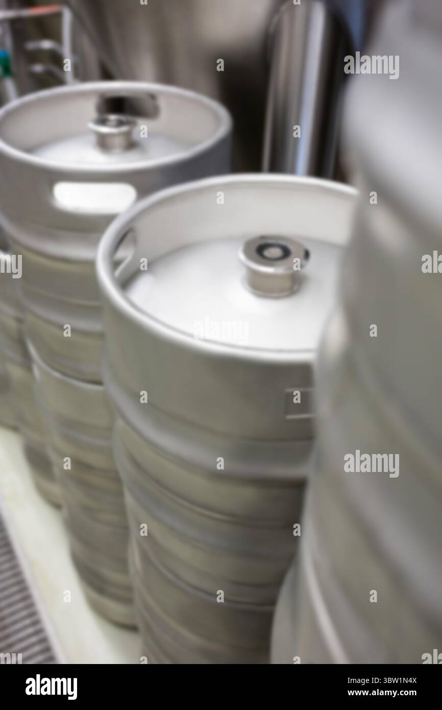 Fusti di birra in acciaio in fabbrica Foto Stock