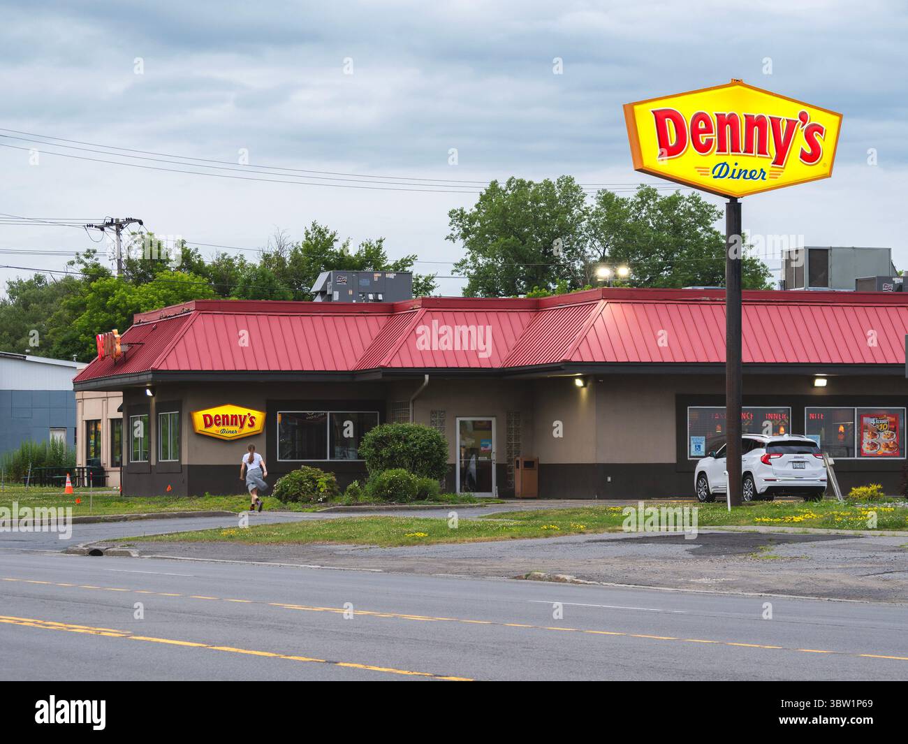 Utica, NY - 9 luglio 2025: Vista serale nostalgica del ristorante Denny's Diner, è una grande catena di ristoranti a servizio completo con oltre 1.602 locali Foto Stock