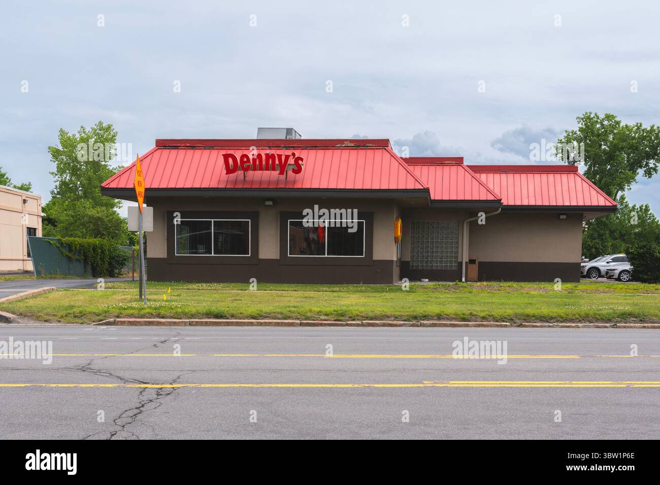 Utica, NY - 9 luglio 2025: Ampia vista del ristorante Denny's Diner, è una grande catena di ristoranti a servizio completo con oltre 1.602 sedi in tutto il mondo Foto Stock