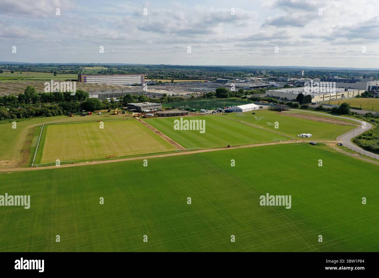Vista aerea con droni dell'Oxford Sports Ground, sede dell'Oxford United, Horspath, Oxford, Regno Unito, giugno 2025 Foto Stock