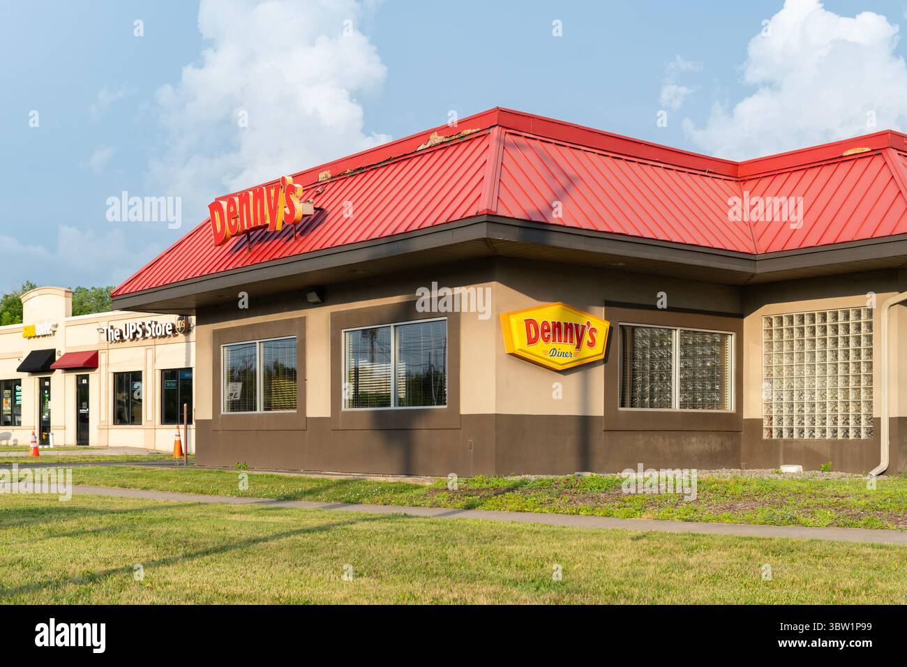 Utica, NY - 9 luglio 2025: Vista panoramica del ristorante Denny's Diner, una grande catena di ristoranti a servizio completo con oltre 1.602 sedi in tutto il mondo Foto Stock