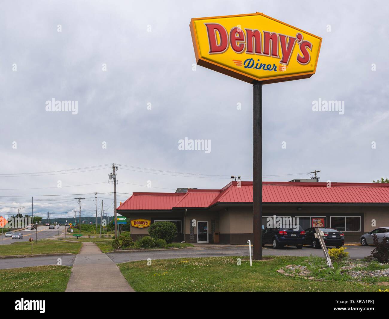 Utica, NY - 9 luglio 2025: Vista ultra ampia del ristorante Denny's Diner, è una grande catena di ristoranti a servizio completo con oltre 1.602 sedi in tutto il mondo Foto Stock