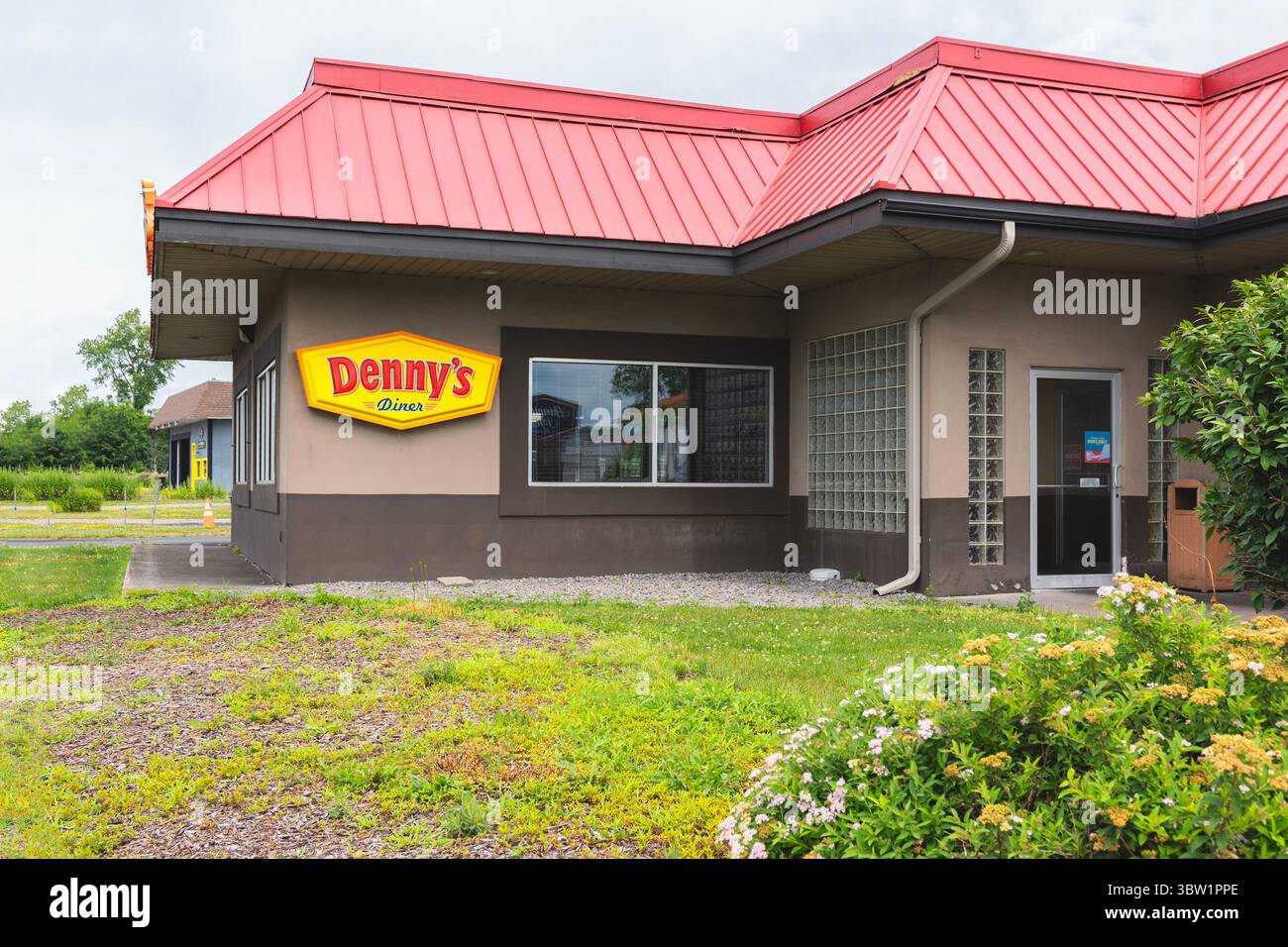 Utica, NY - 9 luglio 2025: Vista ravvicinata del ristorante Denny's Diner, è una grande catena di ristoranti a servizio completo con oltre 1.602 sedi in tutto il mondo Foto Stock