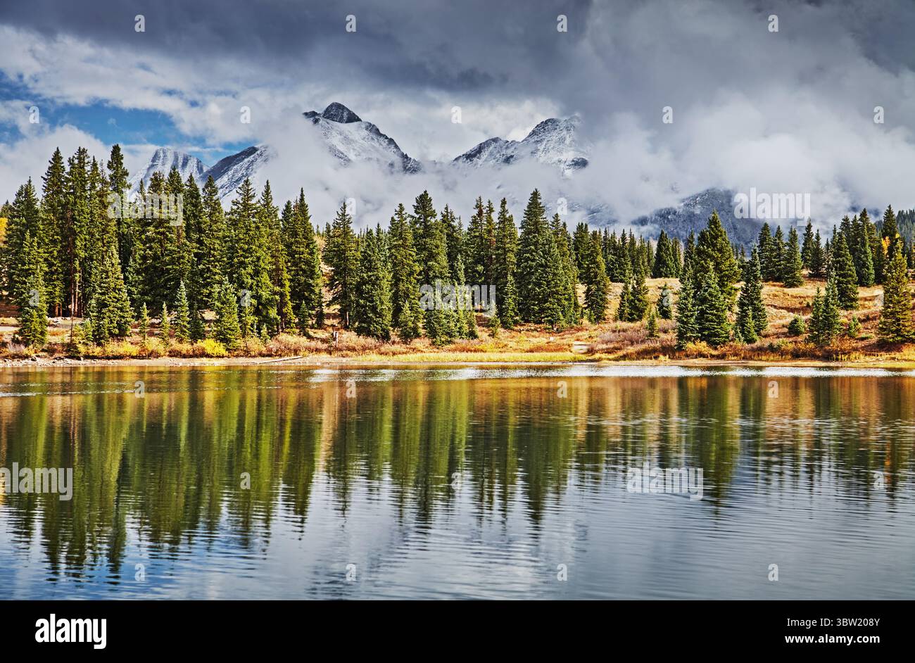 Lago Molas e montagne innevate, San Juan Mountains, Colorado, Stati Uniti Foto Stock