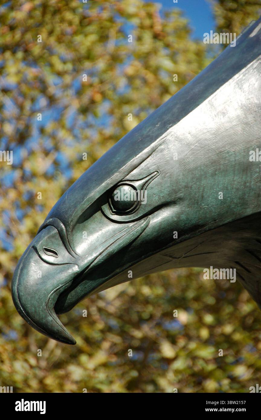 Statua dell'aquila di bronzo all'East Coast Memorial di New York City, in onore dei soldati americani morti nell'Atlantico durante la seconda guerra mondiale, in blu chiaro Foto Stock