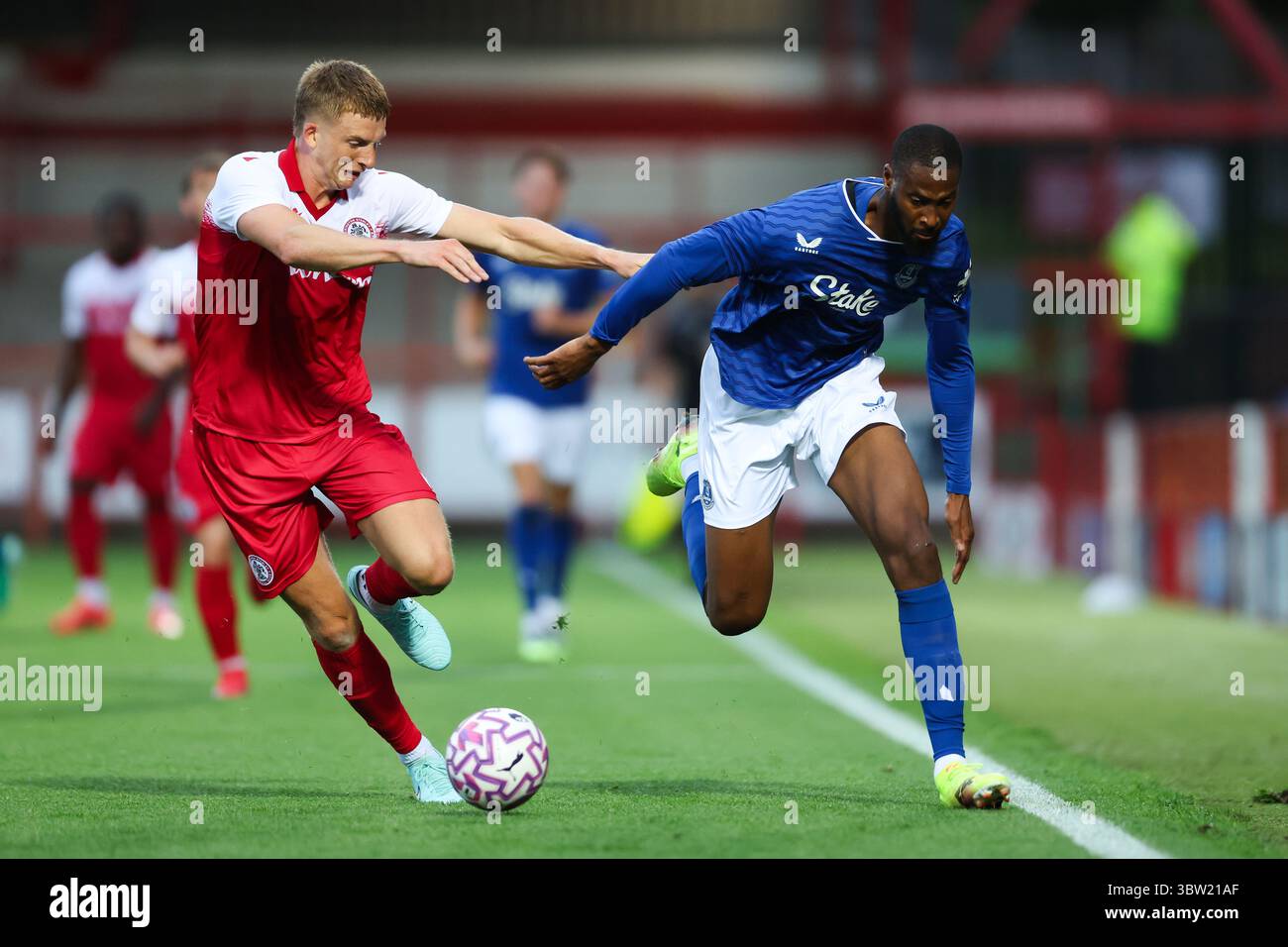 Accrington, Regno Unito. 15 luglio 2025. Youssef Chermiti dell'Everton è sfidato da Devon Matthews dell'Accrinton Stanley durante l'amichevole tra Accrington Stanley e Everton Pre Season al Wham Stadium di Accrington. Il credito per immagini dovrebbe essere: Jessica Hornby/Sportimage Credit: Sportimage Ltd/Alamy Live News Foto Stock