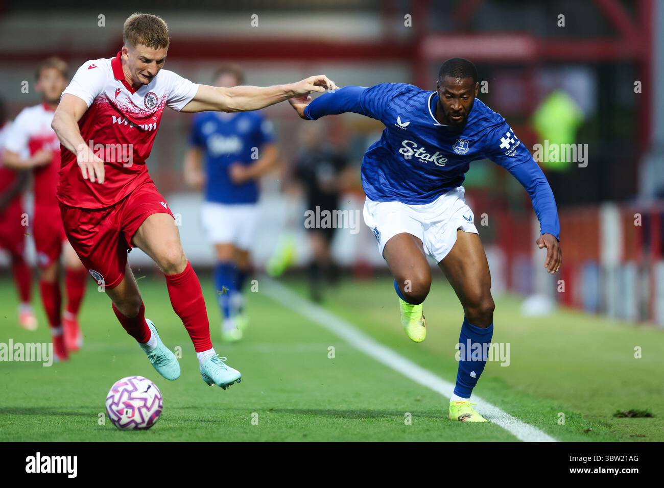 Accrington, Regno Unito. 15 luglio 2025. Youssef Chermiti dell'Everton è sfidato da Devon Matthews dell'Accrinton Stanley durante l'amichevole tra Accrington Stanley e Everton Pre Season al Wham Stadium di Accrington. Il credito per immagini dovrebbe essere: Jessica Hornby/Sportimage Credit: Sportimage Ltd/Alamy Live News Foto Stock