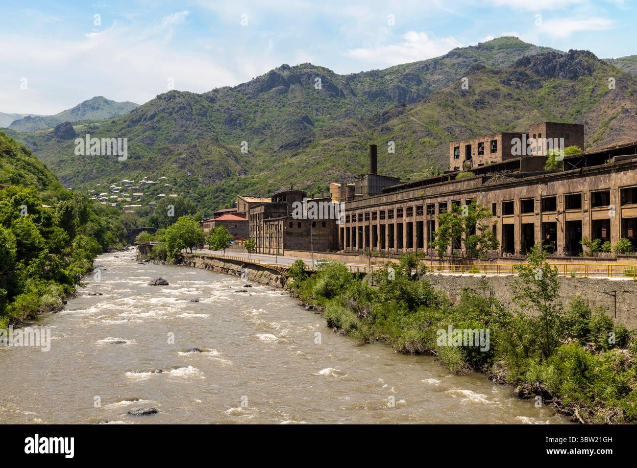 La città industriale di Alaverdi si trova nel profondo della Gola del fiume Debed, definita dalle sue infrastrutture di epoca sovietica, tra cui un ponte di primo piano. Foto Stock