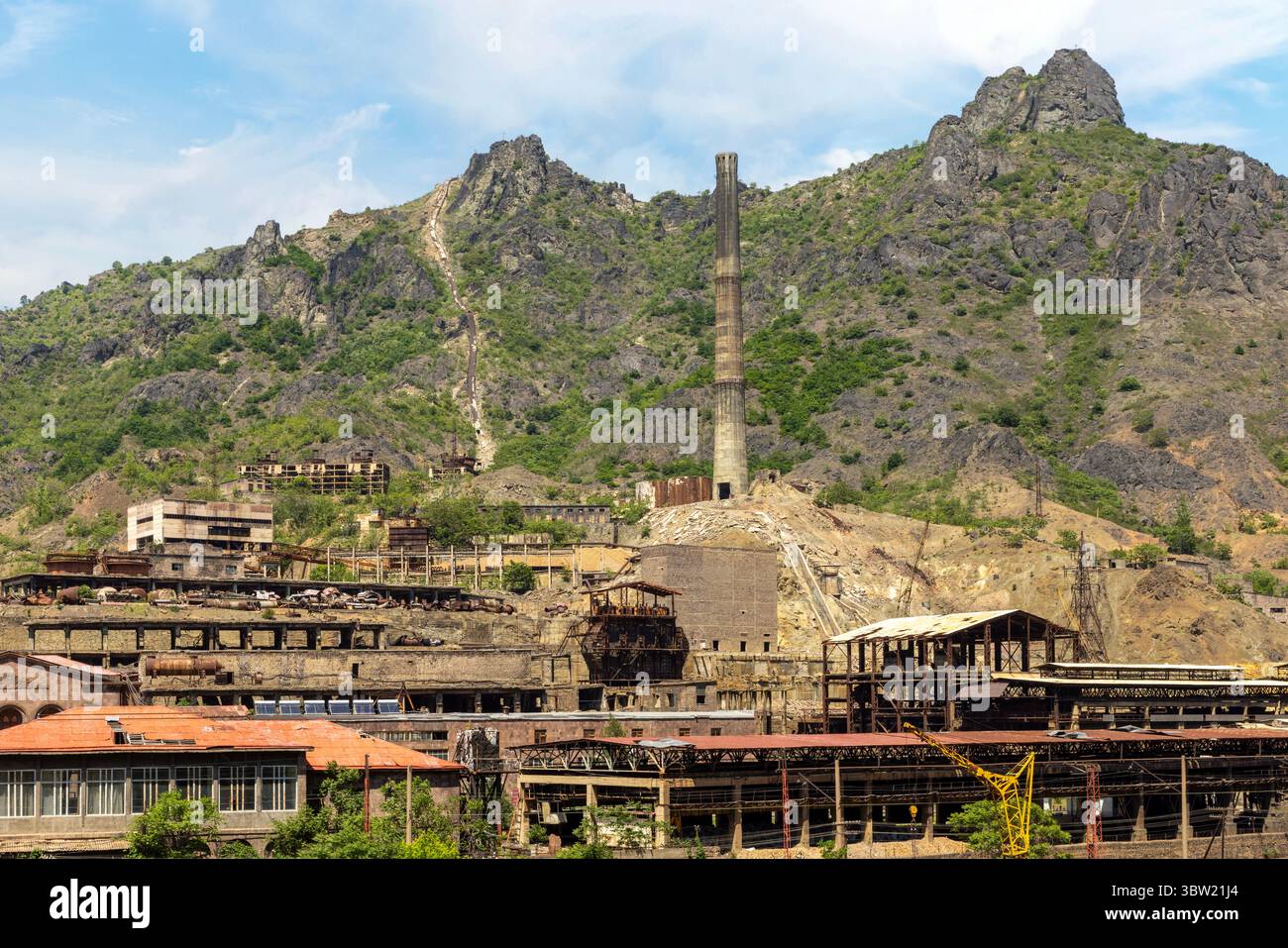 La città industriale di Alaverdi si trova nel profondo della Gola del fiume Debed, definita dalle sue infrastrutture di epoca sovietica, tra cui un ponte di primo piano. Foto Stock