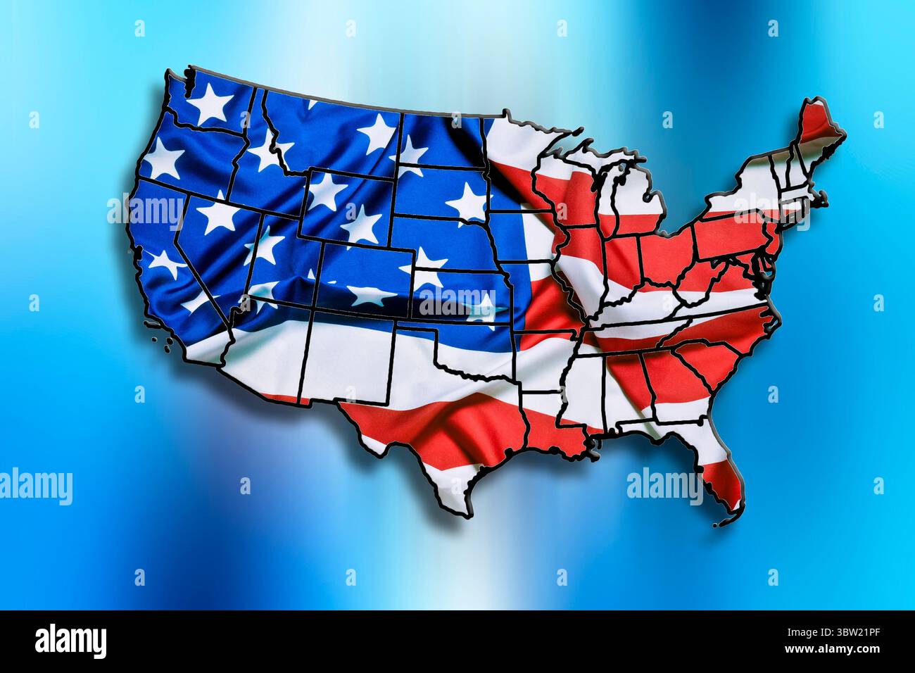 Illustrazione della mappa degli Stati Uniti sovrapposta alla bandiera americana, che mostra tutti i confini dello stato su uno sfondo blu sfumato, simboleggiando il patriottismo Foto Stock
