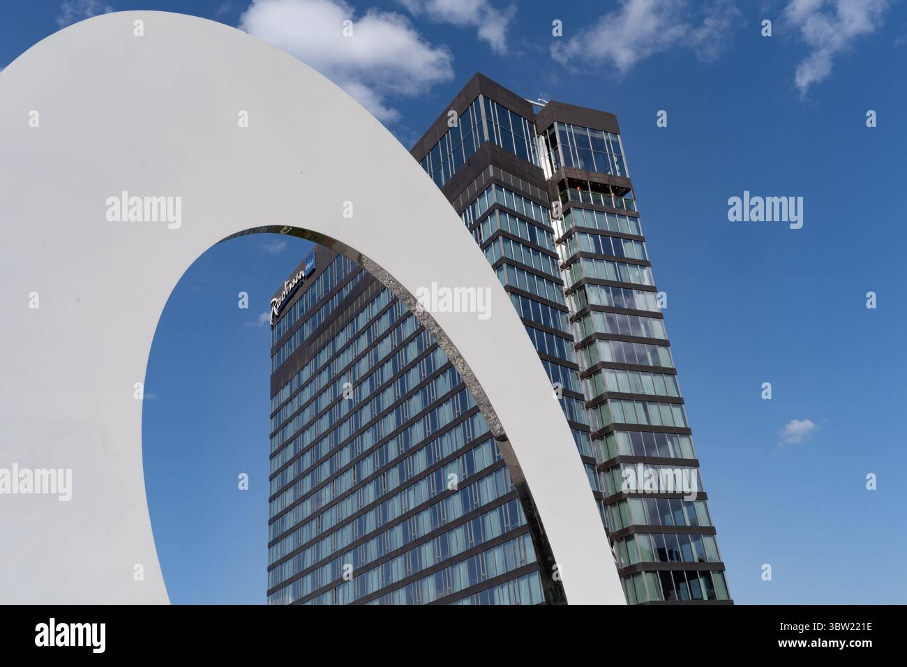Tbilisi, Georgia. 11 luglio 2025. Simbolo del Radisson Blu Hotel, Rose Revolution Square, un hotel di lusso nel centro di Tbilisi, Georgia, Foto Stock