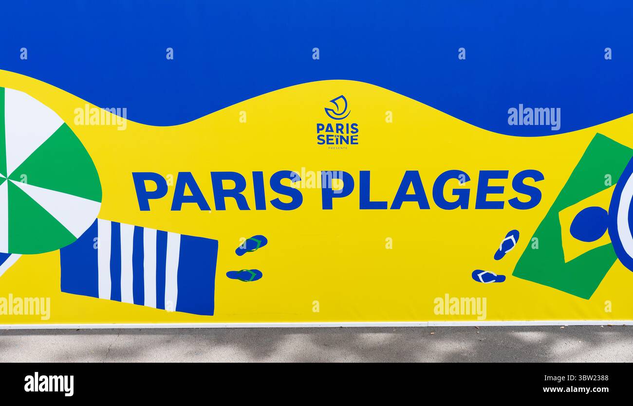 Parigi, Francia, 07.15.2025. Un muro temporaneo lungo la Senna dipinto come una spiaggia per pubblicizzare Paris Plage , una spiaggia artificiale lungo la Senna Foto Stock
