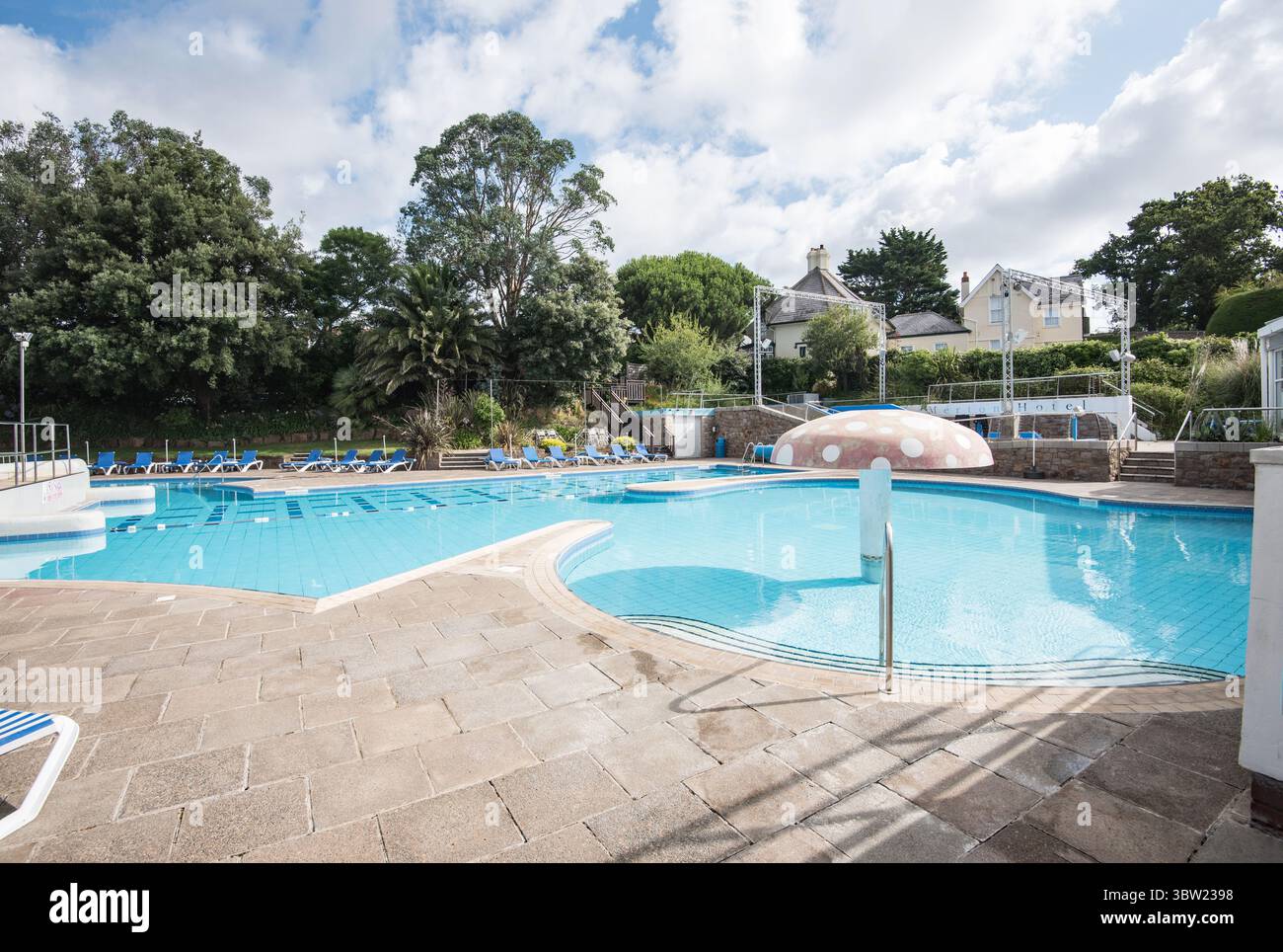 L'area piscina del Merton Hotel in Jersey. E' attraversata la strada dall'entrata principale dell'hotel. Foto Stock