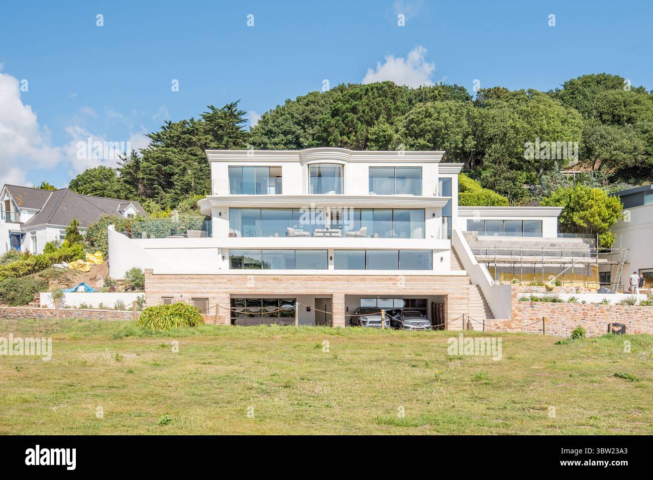 Proprietà che si affacciano sul retro del castello di Mont Orgueil a Gorey, Jersey, Isole del Canale Foto Stock