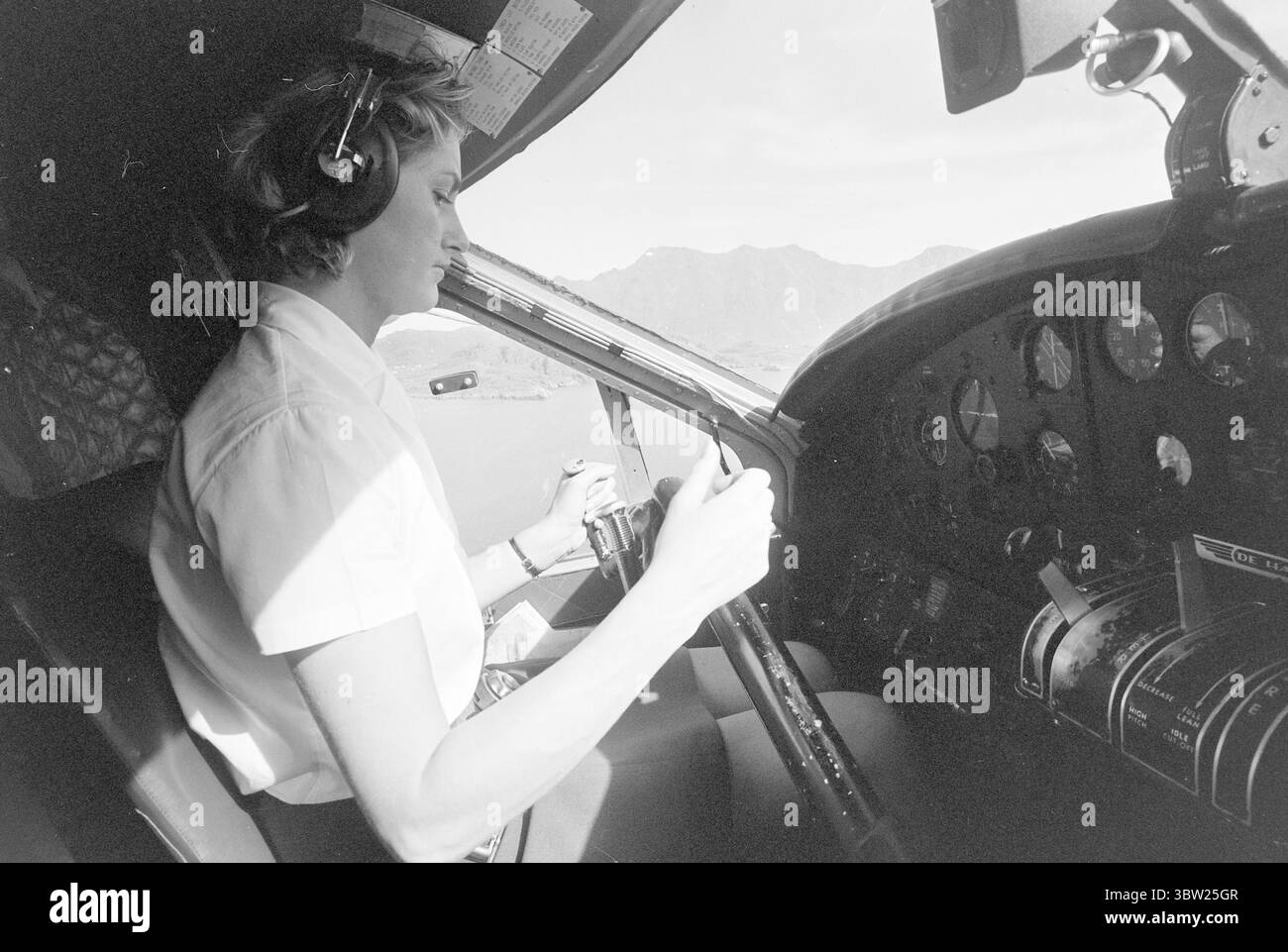 Attuale 29-1-1968 : ragazza bionda in blu.Turi Widerøe è la prima donna pilota ad aver soddisfatto i requisiti della SAS. Ma una disposizione che richiede di aver pilotato un aereo a reazione prima di poter essere addestrato a pilotare un aereo a reazione nel traffico passeggeri impedisce a lei e a tutte le altre donne, indipendentemente dalle qualifiche, di diventare un pilota SAS. Turi Widerøe è stato di gran lunga il migliore tra i candidati per posizioni di pilota nelle SAS e ora è stata presentata una domanda alle autorità aeronautiche per un'esenzione da questa disposizione discriminatoria per le donne. Si tratta di un bellissimo paesaggio dove lavorano Turi Widerøe Foto Stock