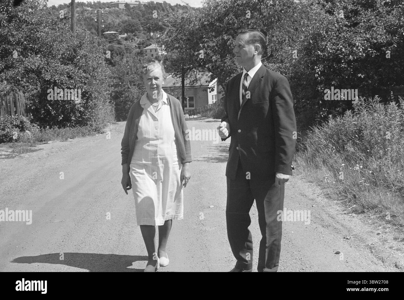 Aktuell 29-5-1968: L'isola che sta andando in Germania.Sauøya nell'area portuale di Halden sta scomparendo dalla geografia. Sarà raccolto pezzo per pezzo, per essere poi resuscitato come frangiflutti e banchine intorno al continente. L'isola, lunga 870 metri, sarà fatta saltare in piccoli pezzi. verranno rimosse 250.000 tonnellate di granito all'anno. Tutto qui intorno sarà sparito, dice il sindaco di Halden, Arne Fredriksen, che spera che la vendita di Sauøya creerà nuovi e occupati affari nella città di confine. T. v. Hilda Olavesen, la più antica residente di Sauøya. Foto: Jan Erik Olsen / Aktuell / NTB Foto Stock