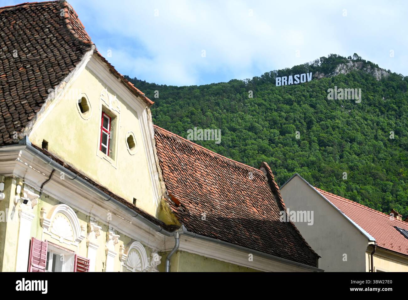 Brasov, Romania - 12 giugno 2025: Insegna Brasov in cima al monte Tampa in Romania. Foto Stock