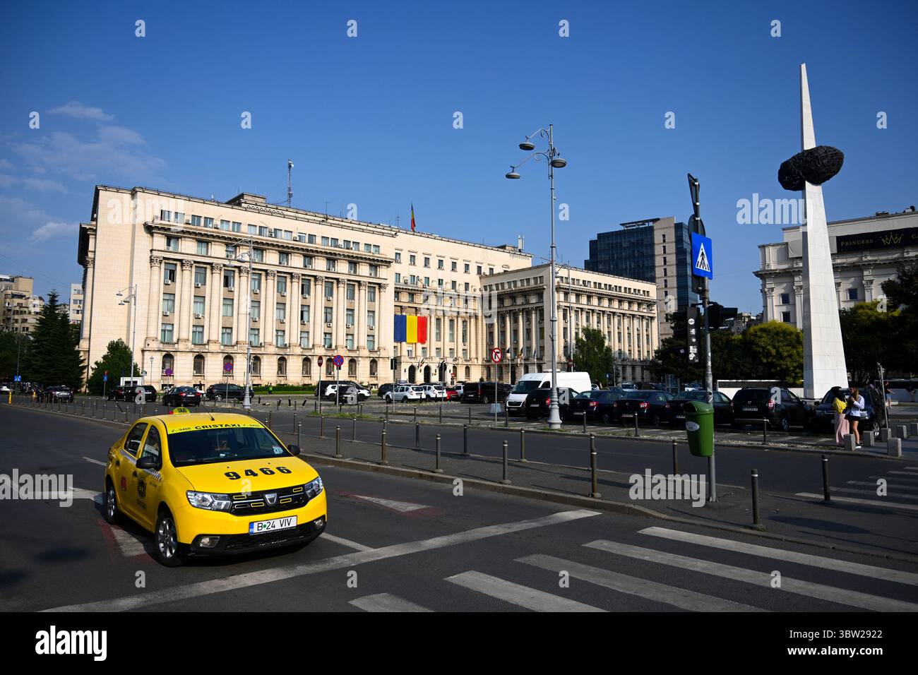Bucarest, Romania - 13 giugno 2025: Palazzo del Ministero dell'interno. Ministero della salute (ala sinistra), Ministero del lavoro e della protezione sociale (ala destra) Foto Stock