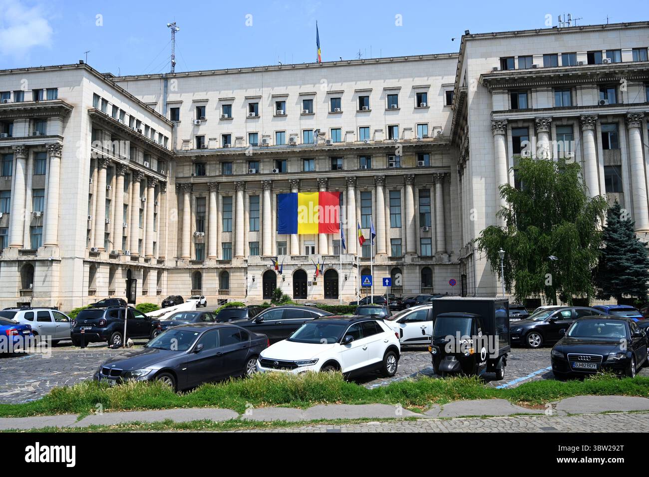 Bucarest, Romania - 13 giugno 2025: Palazzo del Ministero dell'interno. Ministero della salute (ala sinistra), Ministero del lavoro e della protezione sociale (ala destra) Foto Stock