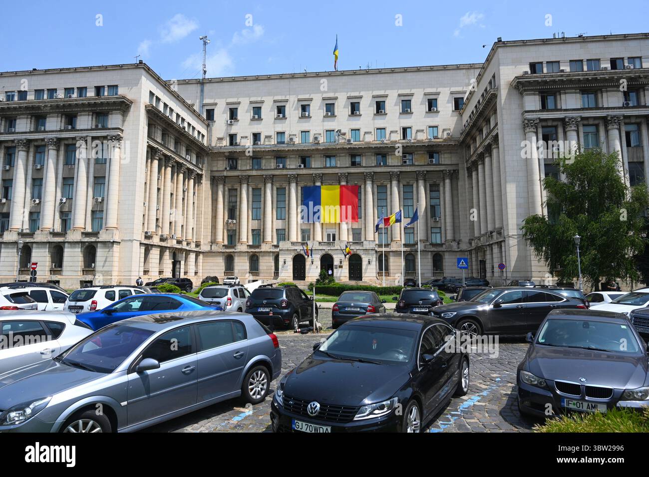 Bucarest, Romania - 13 giugno 2025: Palazzo del Ministero dell'interno. Ministero della salute (ala sinistra), Ministero del lavoro e della protezione sociale (ala destra) Foto Stock