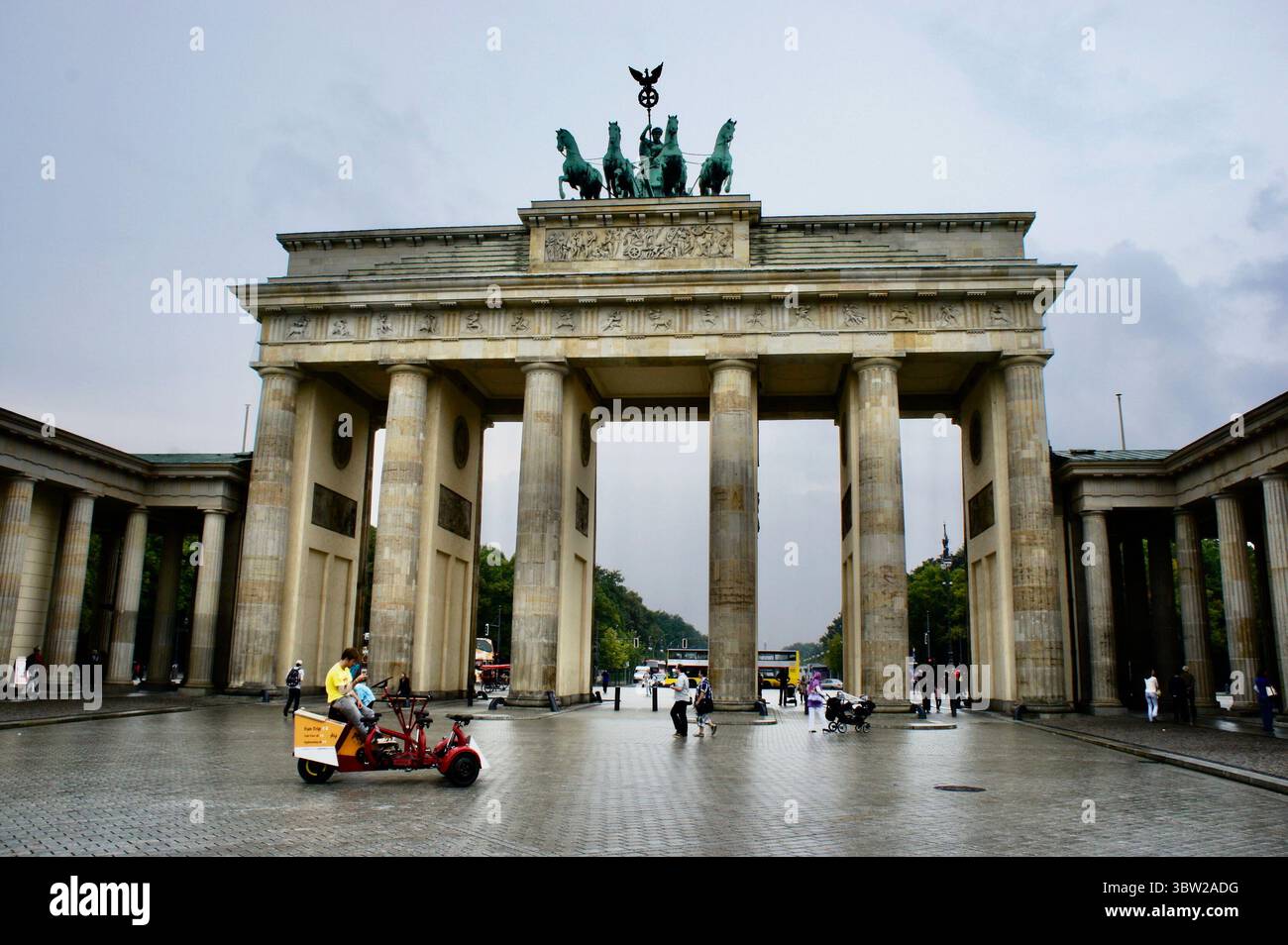 Porta di Brandeburgo: Iconico monumento neoclassico di Berlino, Germania Foto Stock