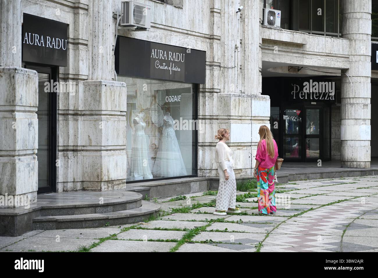Bucarest, Romania - 13 giugno 2025: Un popolo nel centro di Bucarest. Foto Stock