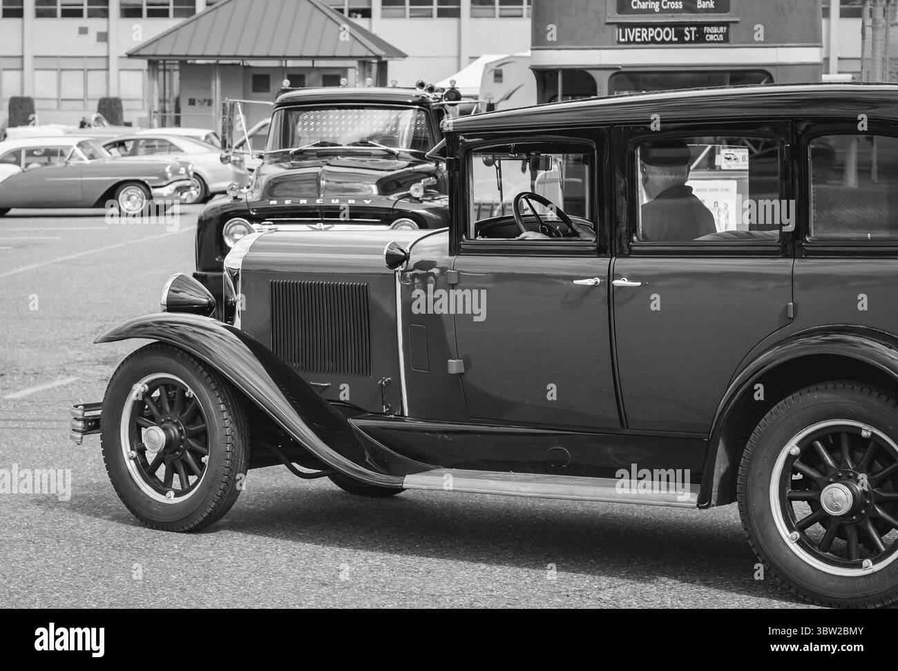 Pensionato in un'auto d'epoca. Un vecchio pick-up americano d'epoca classico retrò su una strada. Un vecchio che guida un vecchio pick up. Editoriale, ph. Stradale Foto Stock