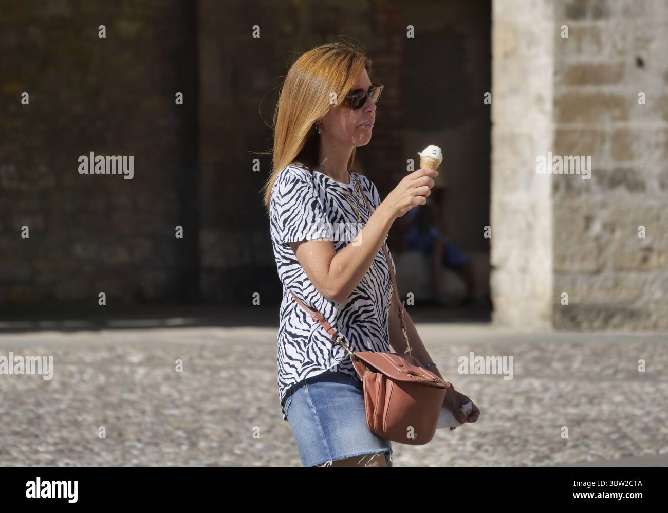 Bergamo alta molti turisti turisti nelle strade e piazze della città. Foto Stock