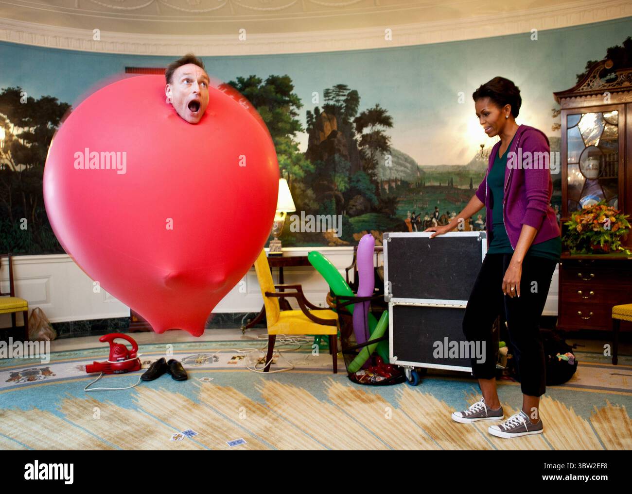 John Cassidy, detentore del Guinness Book of World Records, esegue il balloon Act per la First Lady Michelle Obama nella Diplomatic Reception Room della Casa Bianca Foto Stock