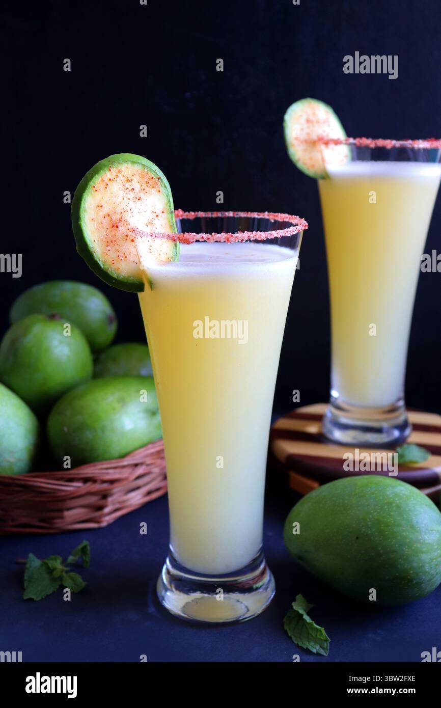 Tradizionale succo di mango verde dolce indiano. Conosciuto anche come AAM panna, Ambyache Panha. Bevanda rinfrescante estiva preparata con mango crudo, gesso e sale. Foto Stock