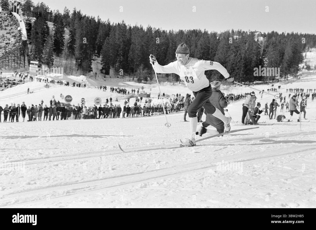 Aktuell 12 - 1 - 1969: Sulle tracce della vittoria gli speciali sci di fondo norvegesi dominavano la partenza di Kollen – con Odd Martinsen e Pål Tyldum come trionfanti. A proposito, era finlandese nel cross-country femminile e combinato, e una sorpresa italiana sempre così piccola nel cross-country junior: Roberto Primus. Quindi non è solo in Norvegia che sciare sta volando veloce. - Odd Martinsen si è concentrato fortemente sul compito, e ha iniziato con il miglior stile di partenza di 15 km. Fu una vittoria popolare per un atleta molto popolare. Foto; Aktuell / NTB ***FOTO NON ELABORATA*** *il testo è au Foto Stock
