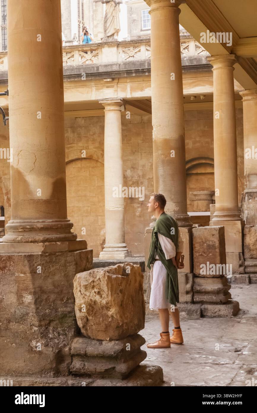 Inghilterra, Somerset, Bath, le terme romane, l'uomo vestito con il tradizionale costume romano Foto Stock