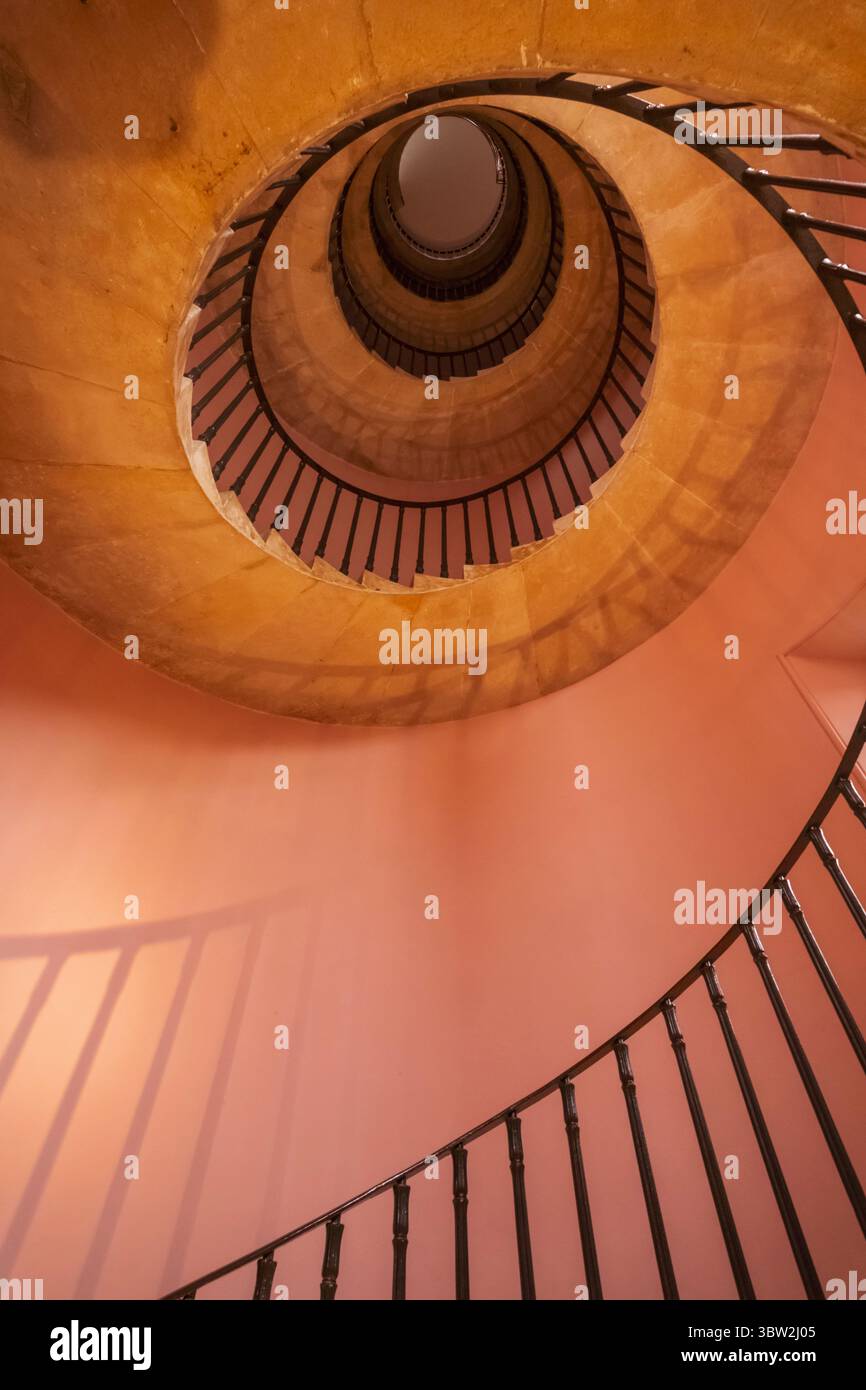 Inghilterra, Somerset, Bath, Beckford's Tower and Museum, Scala a spirale interna Foto Stock