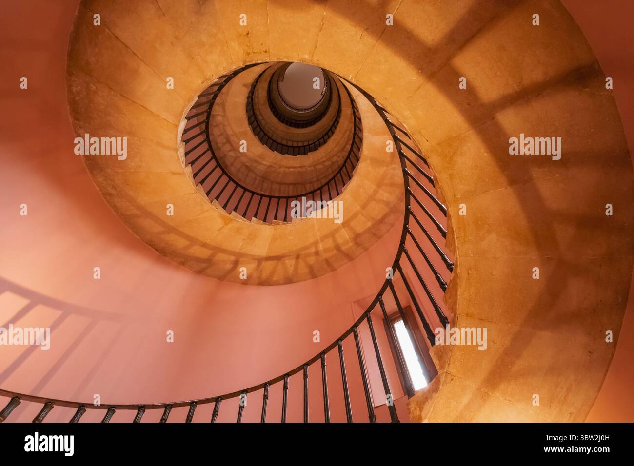 Inghilterra, Somerset, Bath, Beckford's Tower and Museum, Scala a spirale interna Foto Stock