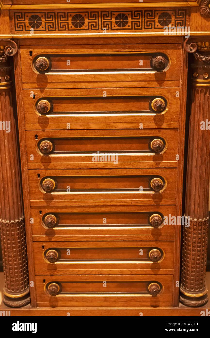 Inghilterra, Somerset, Bath, Beckford's Tower and Museum, Collector's Oak Cabinet datato 1837 Foto Stock