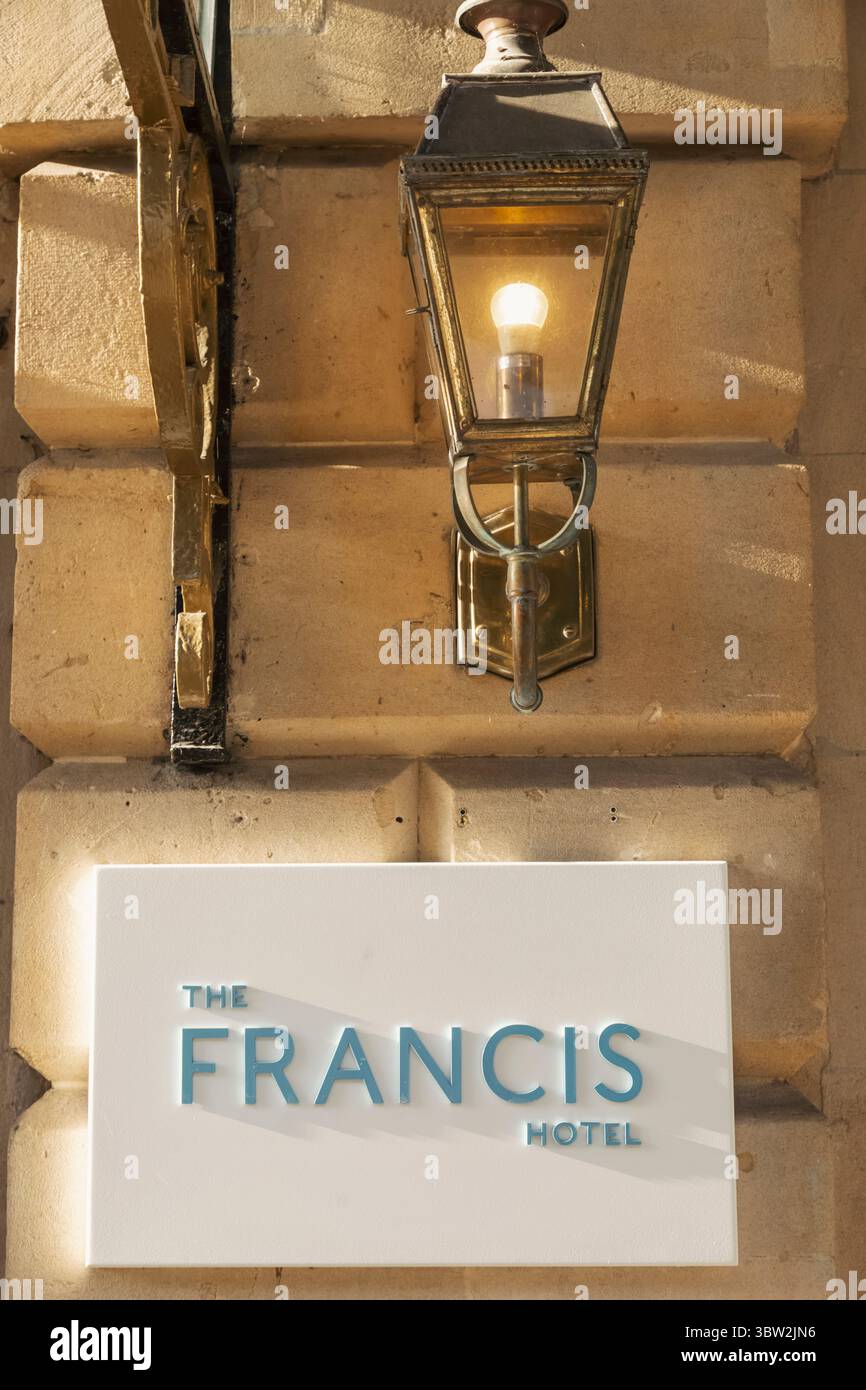 Inghilterra, Somerset, Bath, Queen Square, The Francis Hotel, insegna dell'hotel e luce storica decorata Foto Stock