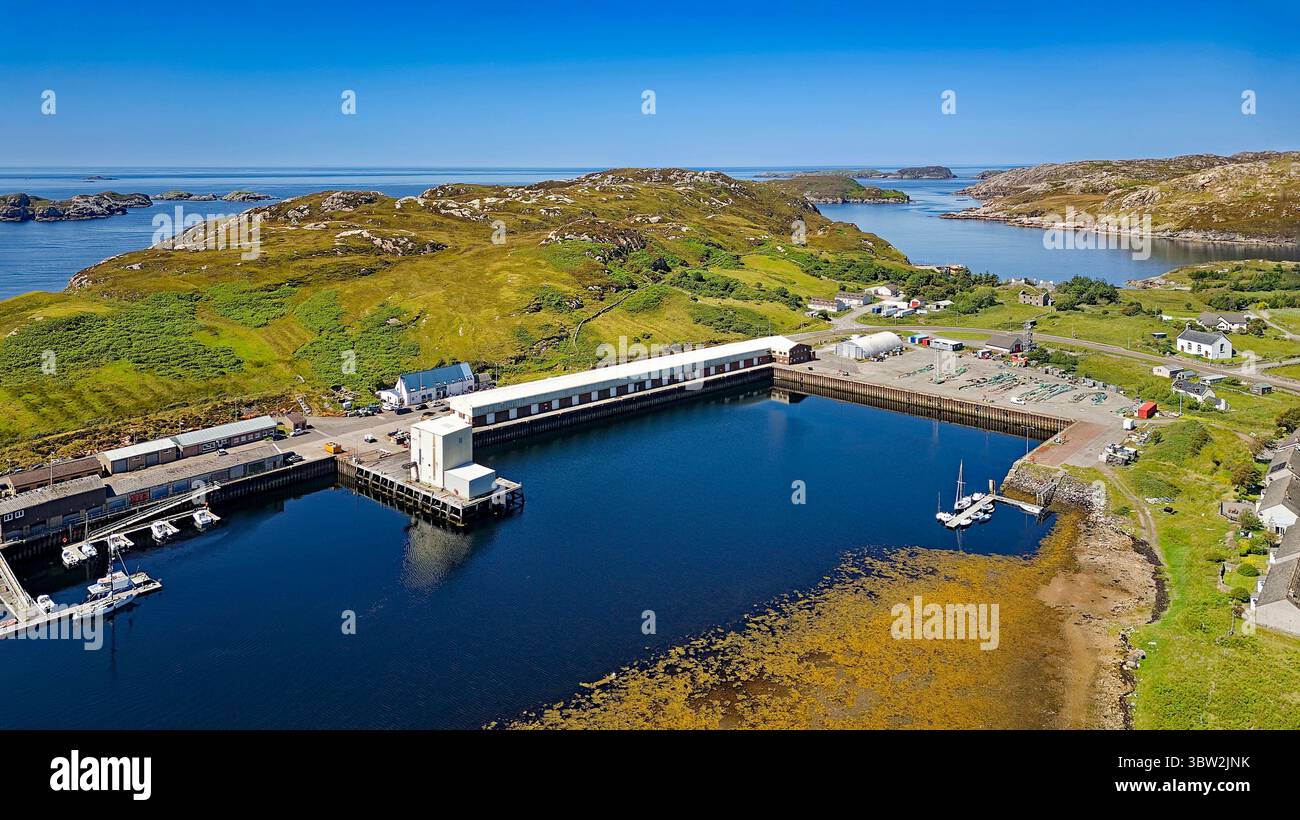 Kinlochbervie Harbour Village Sutherland Scotland gli edifici portuali e il grande deposito per la movimentazione dei pesci sul Loch Bervie in estate Foto Stock