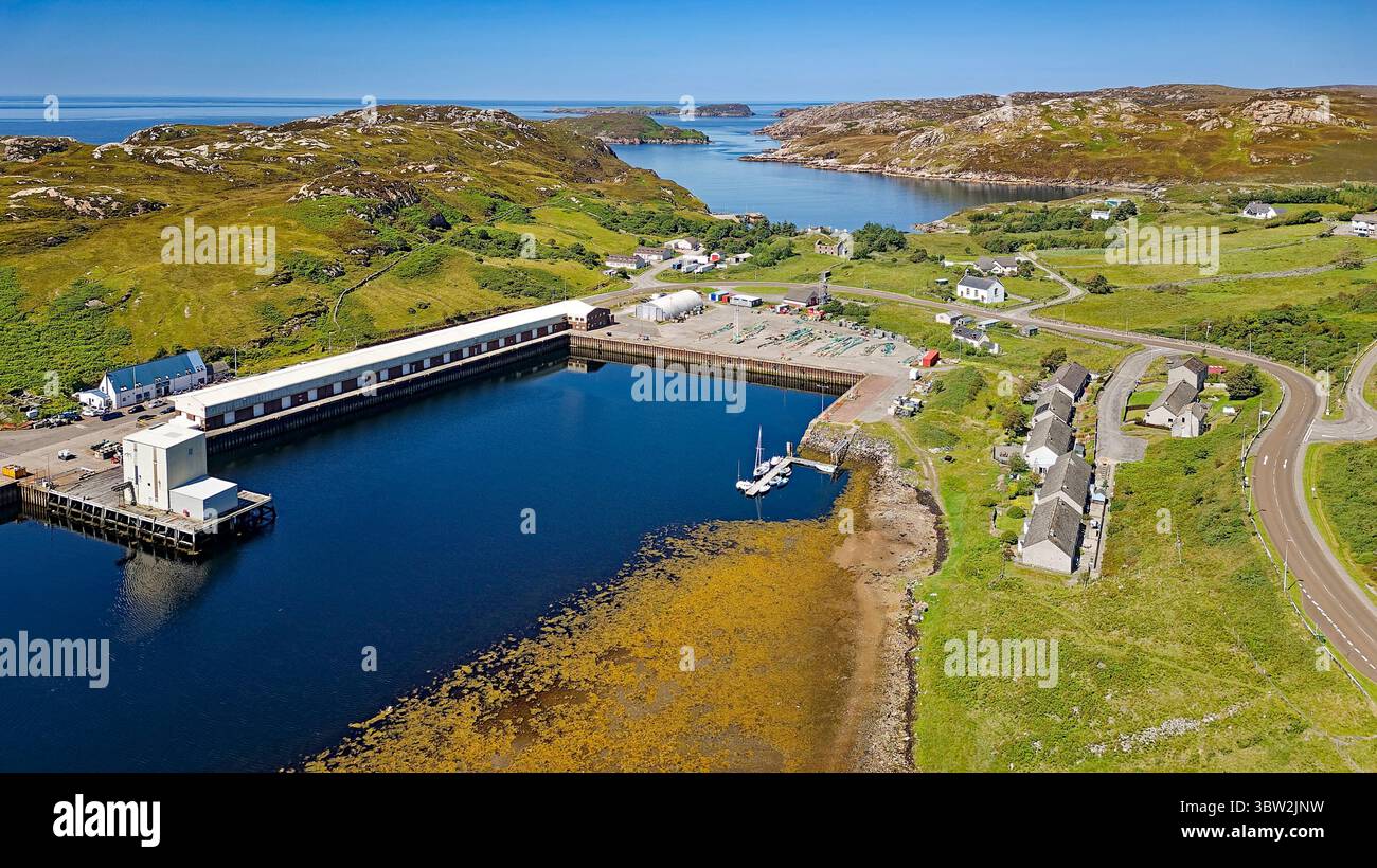 Kinlochbervie, villaggio portuale di Sutherland, Scozia, gli edifici portuali e il grande deposito per la movimentazione dei pesci sul Loch Bervie Foto Stock