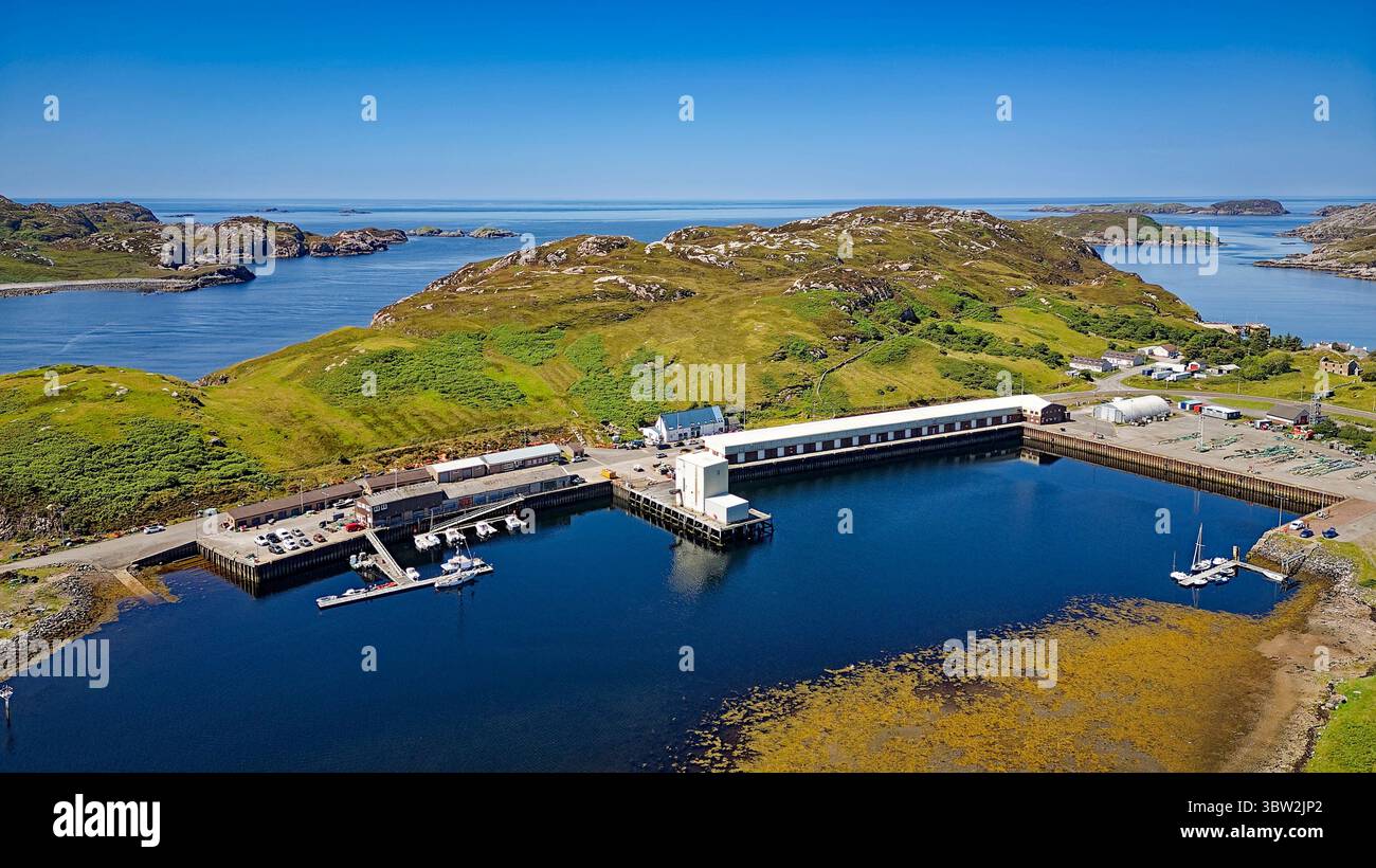 Kinlochbervie, villaggio portuale di Sutherland, Scozia, gli edifici portuali e il grande deposito per la movimentazione dei pesci Foto Stock