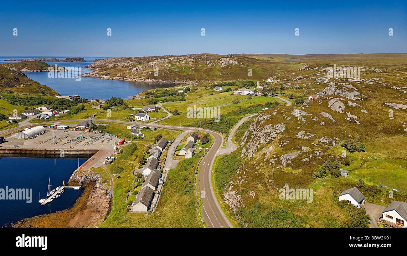 Kinlochbervie, villaggio portuale di Sutherland, Scozia, vista verso l'hotel e Loch Clash Foto Stock